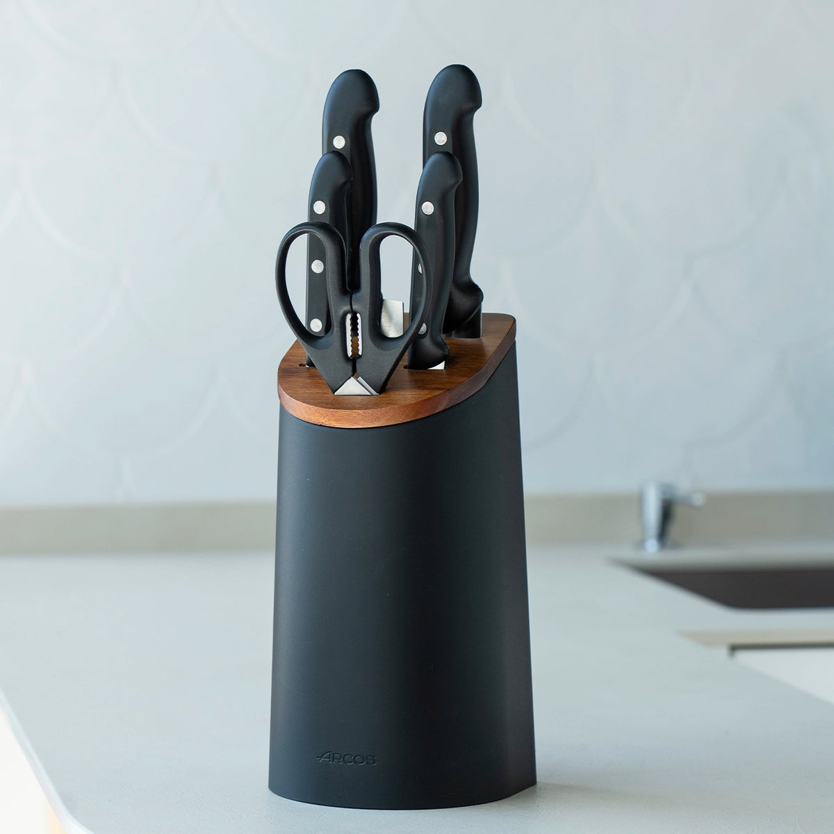 Cucina aperta dal design caldo e funzionale