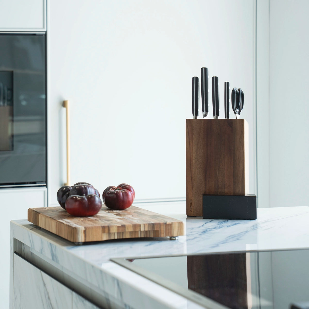 Cucina open space con design caldo e funzionale