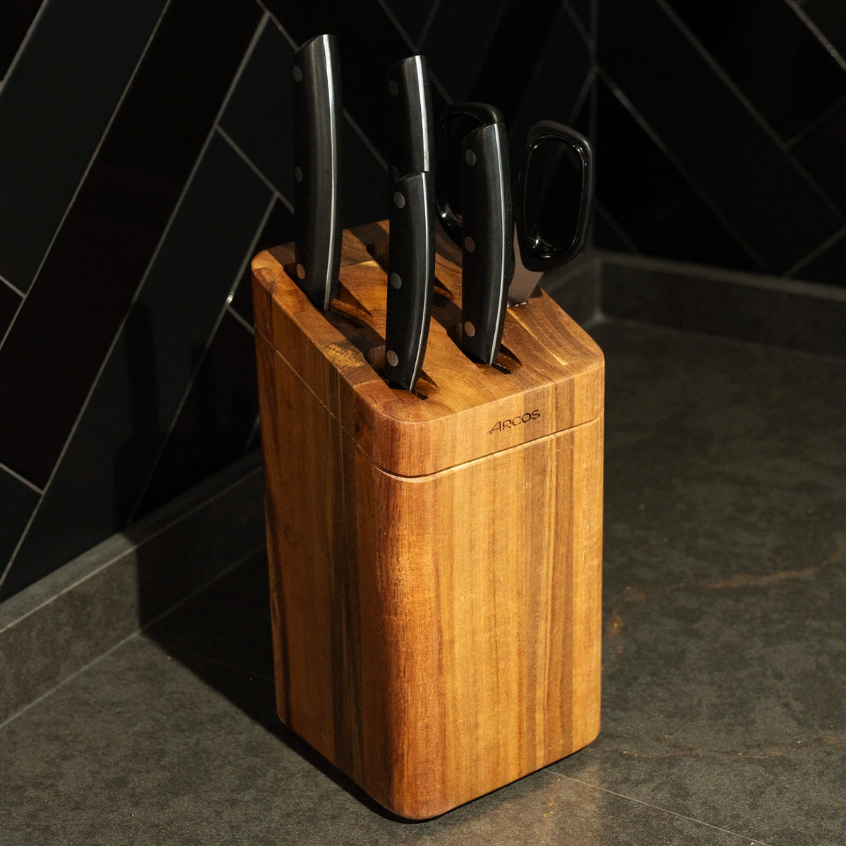 Cocina abierta con diseño cálido y funcional