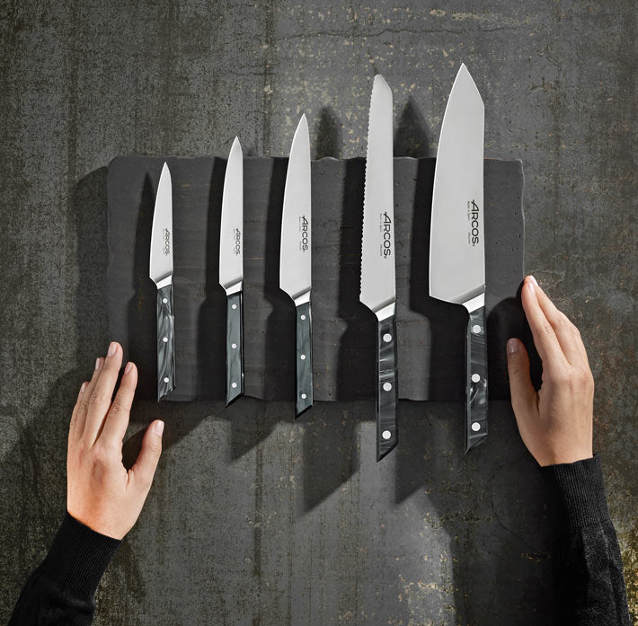 Supporto per coltelli Arcos accanto a utensili da cucina
