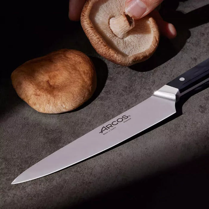 Fotografía cuchillo cocinero serie eclipse con setas.