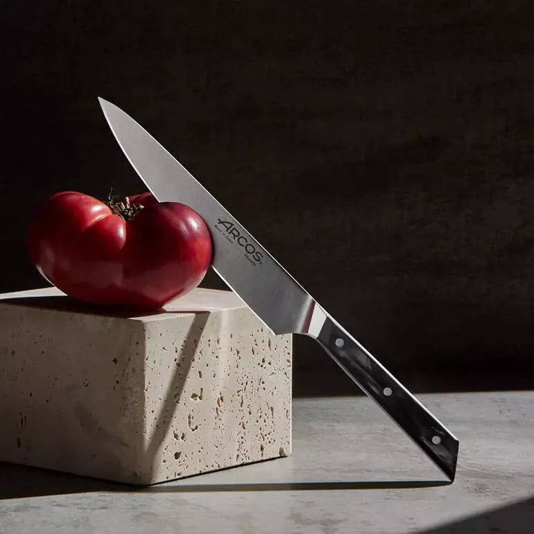 Cuchillo cocinero serie eclipse cortando un tomate